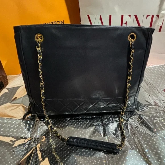 Vintage Chanel Black Leather tote - Picture 8 of 16
